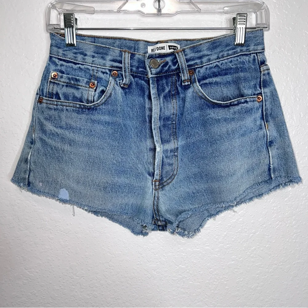 Re/Done Levi's Women Size 24 Button Fly Distressed Light Wash Cut Off Shorts B10